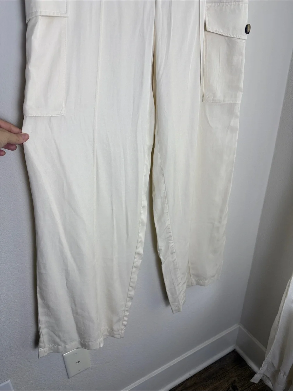 Banana Republic Wide-Leg Cargo Pants in Cream